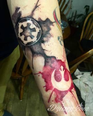 Akwarelowe tatuaże watercolor stanowią intrygujące połączenie unikatowych wzorów i rozbudowanej kolorystyki. Kreska jest w nich rozmyta; tworzą intrygujący efekt graficzny farby swobodnie przelewanej na skórze. 