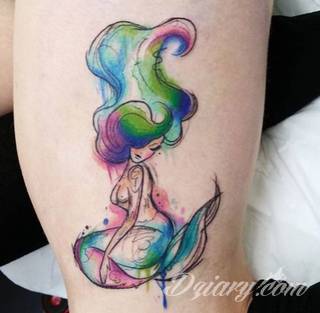 Akwarelowe tatuaże watercolor stanowią intrygujące połączenie unikatowych wzorów i rozbudowanej kolorystyki. Kreska jest w nich rozmyta; tworzą intrygujący efekt graficzny farby swobodnie przelewanej na skórze. 