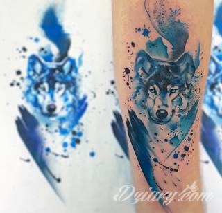 Akwarelowe tatuaże watercolor stanowią intrygujące połączenie unikatowych wzorów i rozbudowanej kolorystyki. Kreska jest w nich rozmyta; tworzą intrygujący efekt graficzny farby swobodnie przelewanej na skórze. 