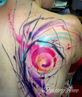 Akwarelowe tatuaże watercolor stanowią intrygujące połączenie unikatowych wzorów i rozbudowanej kolorystyki. Kreska jest w nich rozmyta; tworzą intrygujący efekt graficzny farby swobodnie przelewanej na skórze. 