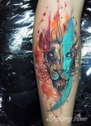 Akwarelowe tatuaże watercolor stanowią intrygujące połączenie unikatowych wzorów i rozbudowanej kolorystyki. Kreska jest w nich rozmyta; tworzą intrygujący efekt graficzny farby swobodnie przelewanej na skórze. 