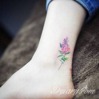 Akwarelowe tatuaże watercolor stanowią intrygujące połączenie unikatowych wzorów i rozbudowanej kolorystyki. Kreska jest w nich rozmyta; tworzą intrygujący efekt graficzny farby swobodnie przelewanej na skórze. 