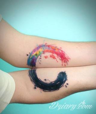 Akwarelowe tatuaże watercolor stanowią intrygujące połączenie unikatowych wzorów i rozbudowanej kolorystyki. Kreska jest w nich rozmyta; tworzą intrygujący efekt graficzny farby swobodnie przelewanej na skórze. 