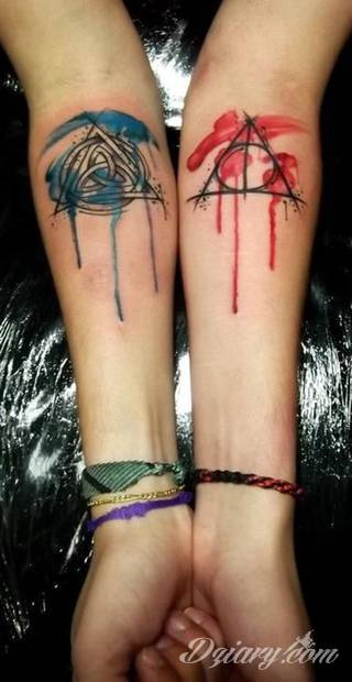 Akwarelowe tatuaże watercolor stanowią intrygujące połączenie unikatowych wzorów i rozbudowanej kolorystyki. Kreska jest w nich rozmyta; tworzą intrygujący efekt graficzny farby swobodnie przelewanej na skórze. 