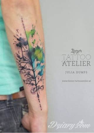 Akwarelowe tatuaże watercolor stanowią intrygujące połączenie unikatowych wzorów i rozbudowanej kolorystyki. Kreska jest w nich rozmyta; tworzą intrygujący efekt graficzny farby swobodnie przelewanej na skórze. 