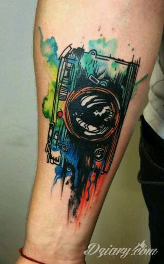 Akwarelowe tatuaże watercolor stanowią intrygujące połączenie unikatowych wzorów i rozbudowanej kolorystyki. Kreska jest w nich rozmyta; tworzą intrygujący efekt graficzny farby swobodnie przelewanej na skórze. 