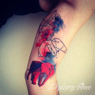 Akwarelowe tatuaże watercolor stanowią intrygujące połączenie unikatowych wzorów i rozbudowanej kolorystyki. Kreska jest w nich rozmyta; tworzą intrygujący efekt graficzny farby swobodnie przelewanej na skórze. 