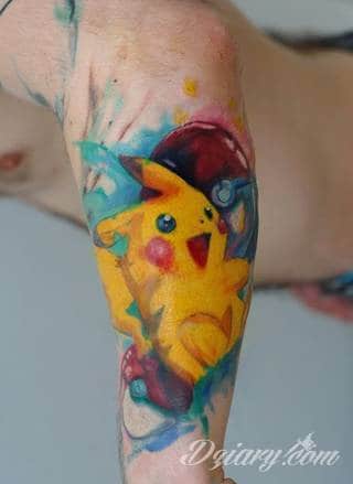 Akwarelowe tatuaże watercolor stanowią intrygujące połączenie unikatowych wzorów i rozbudowanej kolorystyki. Kreska jest w nich rozmyta; tworzą intrygujący efekt graficzny farby swobodnie przelewanej na skórze. 