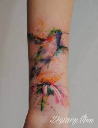 Akwarelowe tatuaże watercolor stanowią intrygujące połączenie unikatowych wzorów i rozbudowanej kolorystyki. Kreska jest w nich rozmyta; tworzą intrygujący efekt graficzny farby swobodnie przelewanej na skórze. 