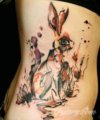 Akwarelowe tatuaże watercolor stanowią intrygujące połączenie unikatowych wzorów i rozbudowanej kolorystyki. Kreska jest w nich rozmyta; tworzą intrygujący efekt graficzny farby swobodnie przelewanej na skórze. 