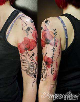 Akwarelowe tatuaże watercolor stanowią intrygujące połączenie unikatowych wzorów i rozbudowanej kolorystyki. Kreska jest w nich rozmyta; tworzą intrygujący efekt graficzny farby swobodnie przelewanej na skórze. 