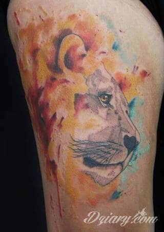Akwarelowe tatuaże watercolor stanowią intrygujące połączenie unikatowych wzorów i rozbudowanej kolorystyki. Kreska jest w nich rozmyta; tworzą intrygujący efekt graficzny farby swobodnie przelewanej na skórze. 
