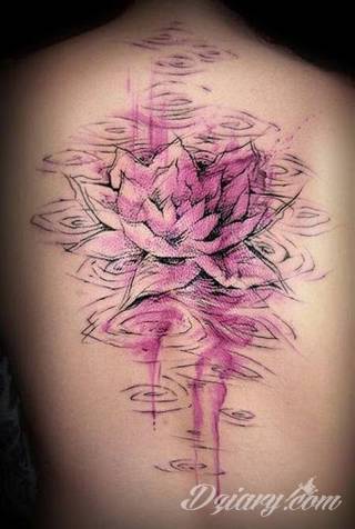 Akwarelowe tatuaże watercolor stanowią intrygujące połączenie unikatowych wzorów i rozbudowanej kolorystyki. Kreska jest w nich rozmyta; tworzą intrygujący efekt graficzny farby swobodnie przelewanej na skórze. 