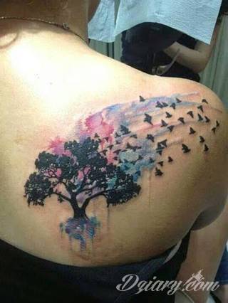 Akwarelowe tatuaże watercolor stanowią intrygujące połączenie unikatowych wzorów i rozbudowanej kolorystyki. Kreska jest w nich rozmyta; tworzą intrygujący efekt graficzny farby swobodnie przelewanej na skórze. 
