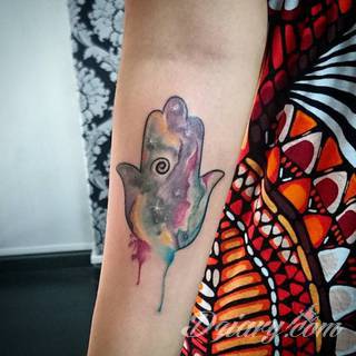 Akwarelowe tatuaże watercolor stanowią intrygujące połączenie unikatowych wzorów i rozbudowanej kolorystyki. Kreska jest w nich rozmyta; tworzą intrygujący efekt graficzny farby swobodnie przelewanej na skórze. 