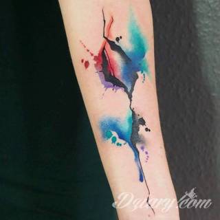 Akwarelowe tatuaże watercolor stanowią intrygujące połączenie unikatowych wzorów i rozbudowanej kolorystyki. Kreska jest w nich rozmyta; tworzą intrygujący efekt graficzny farby swobodnie przelewanej na skórze. 