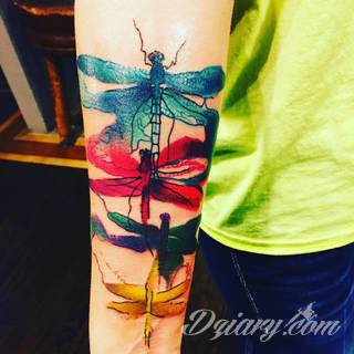 Akwarelowe tatuaże watercolor stanowią intrygujące połączenie unikatowych wzorów i rozbudowanej kolorystyki. Kreska jest w nich rozmyta; tworzą intrygujący efekt graficzny farby swobodnie przelewanej na skórze. 