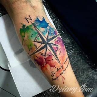 Akwarelowe tatuaże watercolor stanowią intrygujące połączenie unikatowych wzorów i rozbudowanej kolorystyki. Kreska jest w nich rozmyta; tworzą intrygujący efekt graficzny farby swobodnie przelewanej na skórze. 