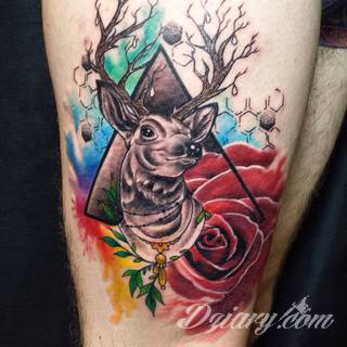 Akwarelowe tatuaże watercolor stanowią intrygujące połączenie unikatowych wzorów i rozbudowanej kolorystyki. Kreska jest w nich rozmyta; tworzą intrygujący efekt graficzny farby swobodnie przelewanej na skórze. 