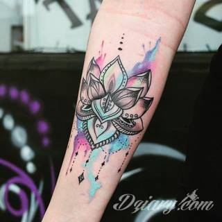Akwarelowe tatuaże watercolor stanowią intrygujące połączenie unikatowych wzorów i rozbudowanej kolorystyki. Kreska jest w nich rozmyta; tworzą intrygujący efekt graficzny farby swobodnie przelewanej na skórze. 