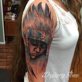 Akwarelowe tatuaże watercolor stanowią intrygujące połączenie unikatowych wzorów i rozbudowanej kolorystyki. Kreska jest w nich rozmyta; tworzą intrygujący efekt graficzny farby swobodnie przelewanej na skórze. 