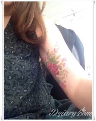 Akwarelowe tatuaże watercolor stanowią intrygujące połączenie unikatowych wzorów i rozbudowanej kolorystyki. Kreska jest w nich rozmyta; tworzą intrygujący efekt graficzny farby swobodnie przelewanej na skórze. 