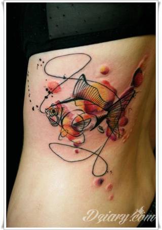 Akwarelowe tatuaże watercolor stanowią intrygujące połączenie unikatowych wzorów i rozbudowanej kolorystyki. Kreska jest w nich rozmyta; tworzą intrygujący efekt graficzny farby swobodnie przelewanej na skórze. 