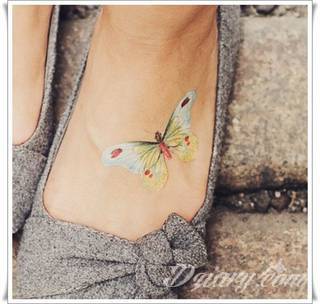 Akwarelowe tatuaże watercolor stanowią intrygujące połączenie unikatowych wzorów i rozbudowanej kolorystyki. Kreska jest w nich rozmyta; tworzą intrygujący efekt graficzny farby swobodnie przelewanej na skórze. 