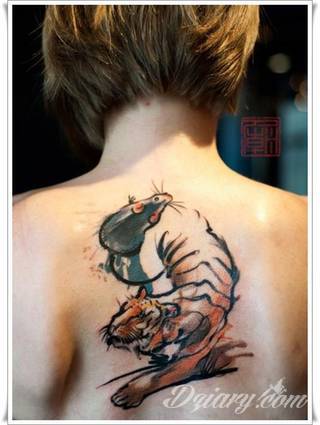 Akwarelowe tatuaże watercolor stanowią intrygujące połączenie unikatowych wzorów i rozbudowanej kolorystyki. Kreska jest w nich rozmyta; tworzą intrygujący efekt graficzny farby swobodnie przelewanej na skórze. 