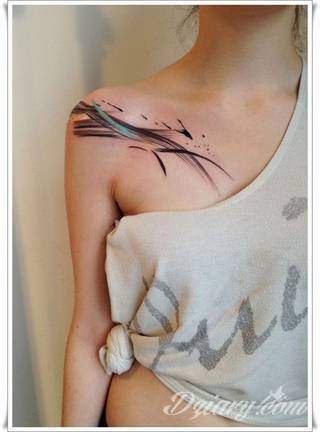 Akwarelowe tatuaże watercolor stanowią intrygujące połączenie unikatowych wzorów i rozbudowanej kolorystyki. Kreska jest w nich rozmyta; tworzą intrygujący efekt graficzny farby swobodnie przelewanej na skórze. 