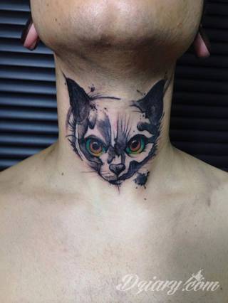 Akwarelowe tatuaże watercolor stanowią intrygujące połączenie unikatowych wzorów i rozbudowanej kolorystyki. Kreska jest w nich rozmyta; tworzą intrygujący efekt graficzny farby swobodnie przelewanej na skórze. 