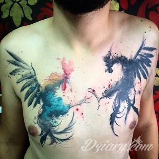 Akwarelowe tatuaże watercolor stanowią intrygujące połączenie unikatowych wzorów i rozbudowanej kolorystyki. Kreska jest w nich rozmyta; tworzą intrygujący efekt graficzny farby swobodnie przelewanej na skórze. 