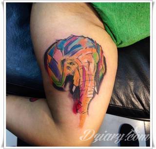 Akwarelowe tatuaże watercolor stanowią intrygujące połączenie unikatowych wzorów i rozbudowanej kolorystyki. Kreska jest w nich rozmyta; tworzą intrygujący efekt graficzny farby swobodnie przelewanej na skórze. 