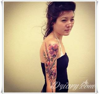 Akwarelowe tatuaże watercolor stanowią intrygujące połączenie unikatowych wzorów i rozbudowanej kolorystyki. Kreska jest w nich rozmyta; tworzą intrygujący efekt graficzny farby swobodnie przelewanej na skórze. 