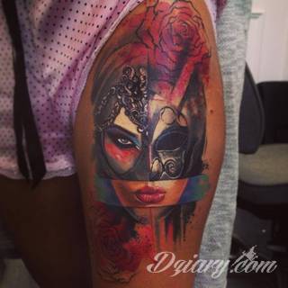 Akwarelowe tatuaże watercolor stanowią intrygujące połączenie unikatowych wzorów i rozbudowanej kolorystyki. Kreska jest w nich rozmyta; tworzą intrygujący efekt graficzny farby swobodnie przelewanej na skórze. 