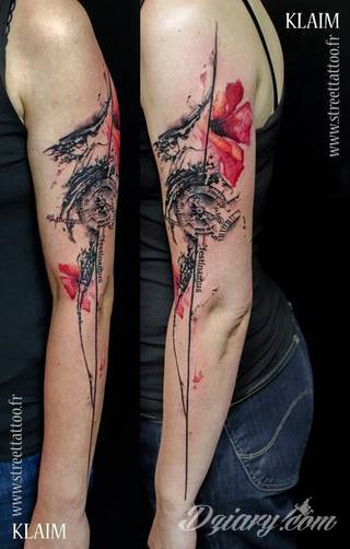 Akwarelowe tatuaże watercolor stanowią intrygujące połączenie unikatowych wzorów i rozbudowanej kolorystyki. Kreska jest w nich rozmyta; tworzą intrygujący efekt graficzny farby swobodnie przelewanej na skórze. 