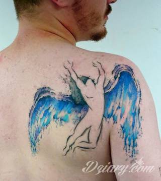 Akwarelowe tatuaże watercolor stanowią intrygujące połączenie unikatowych wzorów i rozbudowanej kolorystyki. Kreska jest w nich rozmyta; tworzą intrygujący efekt graficzny farby swobodnie przelewanej na skórze. 