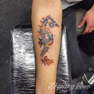 Akwarelowe tatuaże watercolor stanowią intrygujące połączenie unikatowych wzorów i rozbudowanej kolorystyki. Kreska jest w nich rozmyta; tworzą intrygujący efekt graficzny farby swobodnie przelewanej na skórze. 