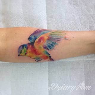 Akwarelowe tatuaże watercolor stanowią intrygujące połączenie unikatowych wzorów i rozbudowanej kolorystyki. Kreska jest w nich rozmyta; tworzą intrygujący efekt graficzny farby swobodnie przelewanej na skórze. 