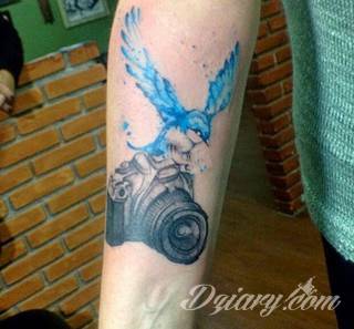 Akwarelowe tatuaże watercolor stanowią intrygujące połączenie unikatowych wzorów i rozbudowanej kolorystyki. Kreska jest w nich rozmyta; tworzą intrygujący efekt graficzny farby swobodnie przelewanej na skórze. 