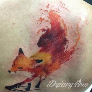 Akwarelowe tatuaże watercolor stanowią intrygujące połączenie unikatowych wzorów i rozbudowanej kolorystyki. Kreska jest w nich rozmyta; tworzą intrygujący efekt graficzny farby swobodnie przelewanej na skórze. 