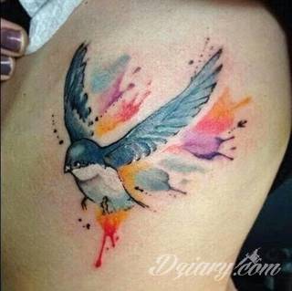 Akwarelowe tatuaże watercolor stanowią intrygujące połączenie unikatowych wzorów i rozbudowanej kolorystyki. Kreska jest w nich rozmyta; tworzą intrygujący efekt graficzny farby swobodnie przelewanej na skórze. 