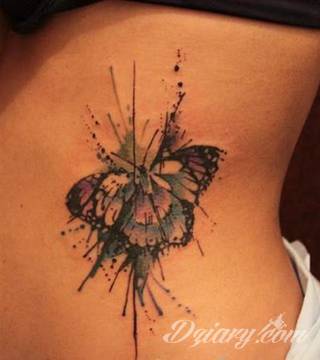 Akwarelowe tatuaże watercolor stanowią intrygujące połączenie unikatowych wzorów i rozbudowanej kolorystyki. Kreska jest w nich rozmyta; tworzą intrygujący efekt graficzny farby swobodnie przelewanej na skórze. 