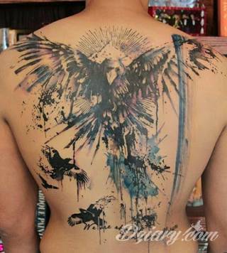 Akwarelowe tatuaże watercolor stanowią intrygujące połączenie unikatowych wzorów i rozbudowanej kolorystyki. Kreska jest w nich rozmyta; tworzą intrygujący efekt graficzny farby swobodnie przelewanej na skórze. 