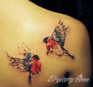 Akwarelowe tatuaże watercolor stanowią intrygujące połączenie unikatowych wzorów i rozbudowanej kolorystyki. Kreska jest w nich rozmyta; tworzą intrygujący efekt graficzny farby swobodnie przelewanej na skórze. 