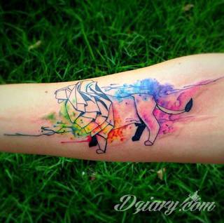 Akwarelowe tatuaże watercolor stanowią intrygujące połączenie unikatowych wzorów i rozbudowanej kolorystyki. Kreska jest w nich rozmyta; tworzą intrygujący efekt graficzny farby swobodnie przelewanej na skórze. 