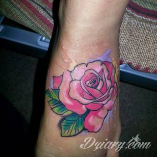 Akwarelowe tatuaże watercolor stanowią intrygujące połączenie unikatowych wzorów i rozbudowanej kolorystyki. Kreska jest w nich rozmyta; tworzą intrygujący efekt graficzny farby swobodnie przelewanej na skórze. 