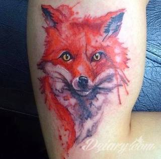 Akwarelowe tatuaże watercolor stanowią intrygujące połączenie unikatowych wzorów i rozbudowanej kolorystyki. Kreska jest w nich rozmyta; tworzą intrygujący efekt graficzny farby swobodnie przelewanej na skórze. 