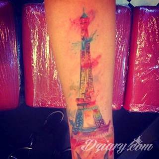 Akwarelowe tatuaże watercolor stanowią intrygujące połączenie unikatowych wzorów i rozbudowanej kolorystyki. Kreska jest w nich rozmyta; tworzą intrygujący efekt graficzny farby swobodnie przelewanej na skórze. 