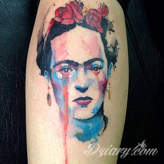 Akwarelowe tatuaże watercolor stanowią intrygujące połączenie unikatowych wzorów i rozbudowanej kolorystyki. Kreska jest w nich rozmyta; tworzą intrygujący efekt graficzny farby swobodnie przelewanej na skórze. 